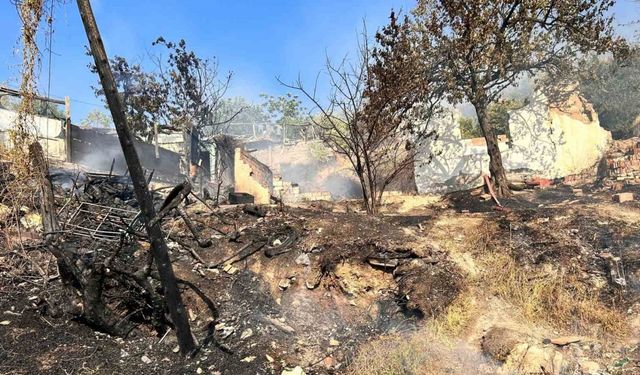 Ankara’da ağaçlık alanda çıkan yangın gecekondulara sıçradı