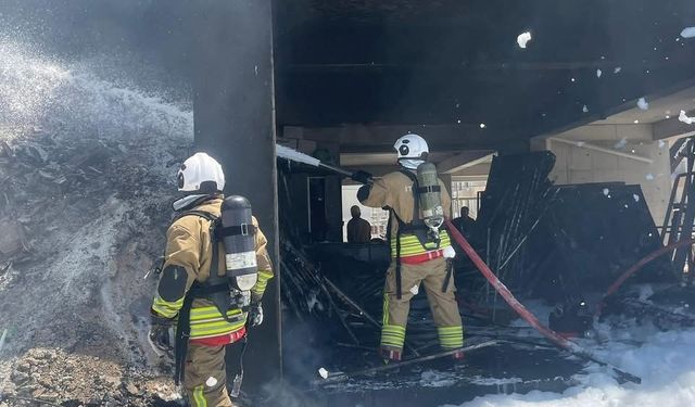 Antakya’da şantiyede çıkan yangın büyümeden söndürdü