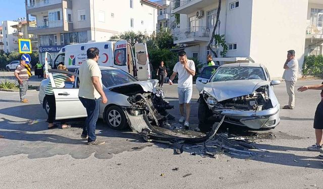 Antalya’da kavşakta otomobiller çarpıştı: 3 yaralı