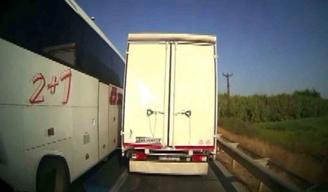 Antalya’da kural tanımayan sürücüler ambulansa geçit vermedi