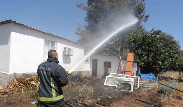 Antalya’da kuruyan otlar tutuştu, çıkan yangın 2 eve sıçramadan söndürüldü