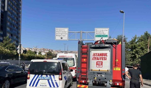 Araca yaslanarak arkadaşıyla konuşan şahsa otomobil çarptı