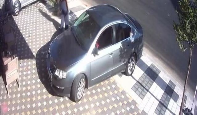 Araçta bırakılan çocuk, el frenini indirdi
