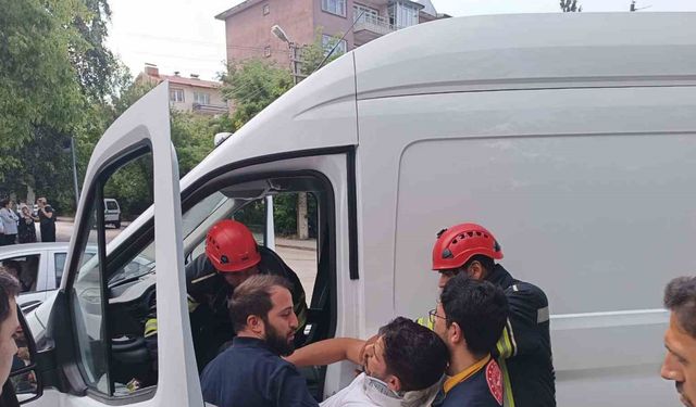 Araçta fenalaşan vatandaş kurtarıldı