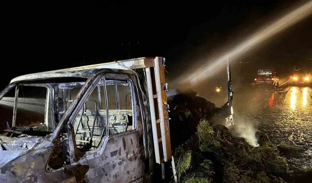 Arguvan’da yonca yüklü kamyonet alev alev yandı