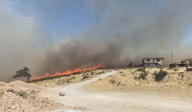 Ayvacık’ta başlayan yangın yerleşim yerlerini tehdit ediyor