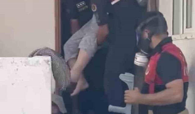Ayvacık’taki yangında itfaiye ve jandarma ekipleri, yürüyemeyen yaşlı kadını kurtardı