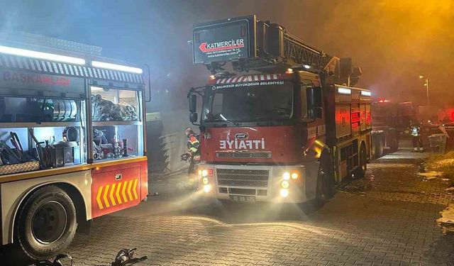Ayvalık’ta zeytinyağı paketleme bölümündeki yangın söndürüldü