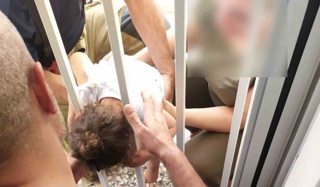 Balkon demirlerine sıkışan 1 yaşındaki bebeği sağlık ekipleri kurtardı