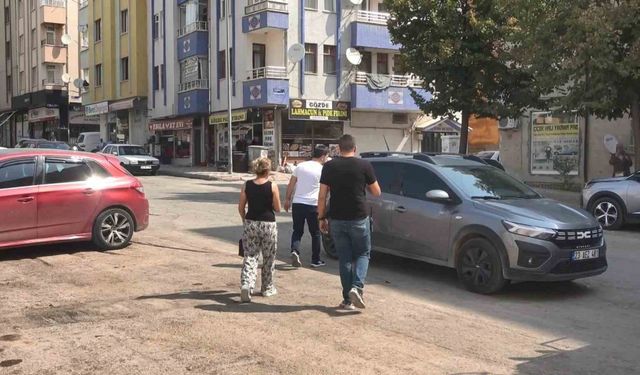 Balkona çıkıp atlamak istedi, polis ekiplerince ikna edildi