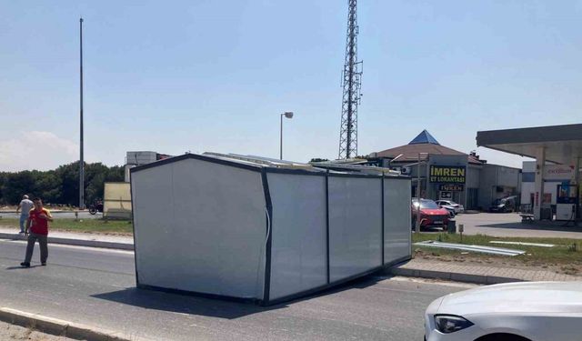 Bandırma’da tırdan düşen konteyner trafiği aksattı