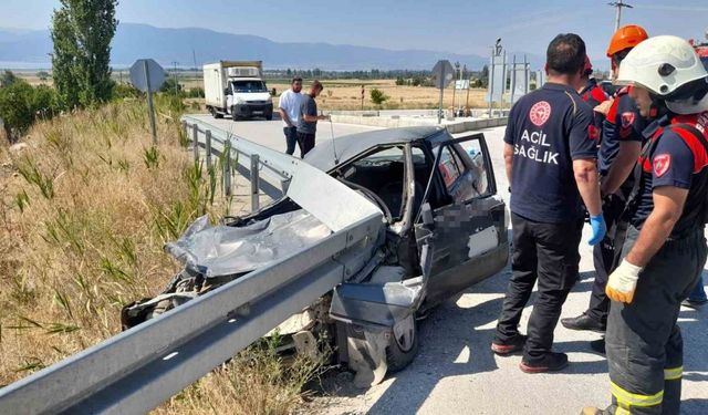Bariyerlere saplanıp hurdaya dönen Tofaş sürücüsü yaralandı
