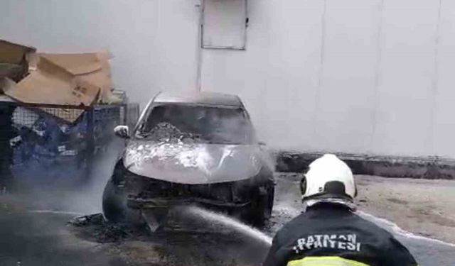 Batman’da park halindeki otomobil yandı