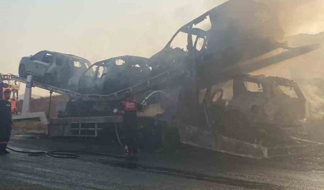Batman’da sıfır kilometre 5 lüks araç, yüklü olduğu tırla yanarak hurdaya döndü