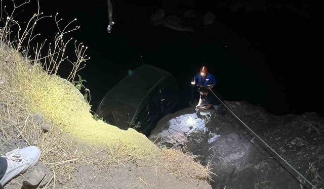 Baykan’da hafif ticari araç dereye uçtu: 1 yaralı
