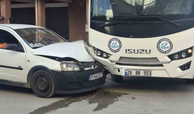Belediye ve hafif ticari araç çarpıştı