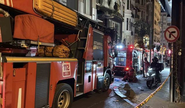 Beyoğlu’nda eğlence mekanı çatısında korkutan yangın