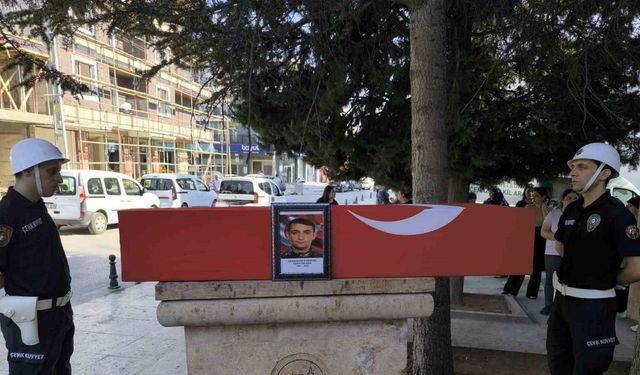 Bir aylık yaşam mücadelesini kaybeden polis memuru son yolculuğuna uğurlandı