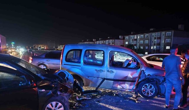 Bitlis’te trafik kazası: 6’sı çocuk 14 kişi yaralandı