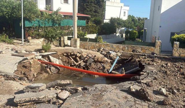 Bodrum’da ana su isale hattı patladı, yol çöktü