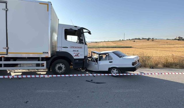 Bolu’da kamyonla çarpışan Fiat Tofaş hurdaya döndü: 1’i ağır 2 yaralı