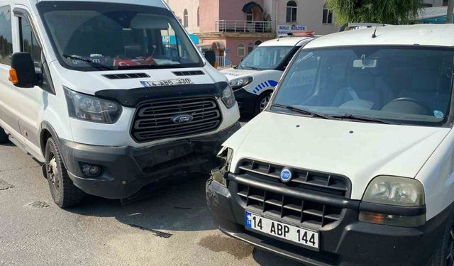 Bolu’da minibüs ile hafif ticari araç çarpıştı