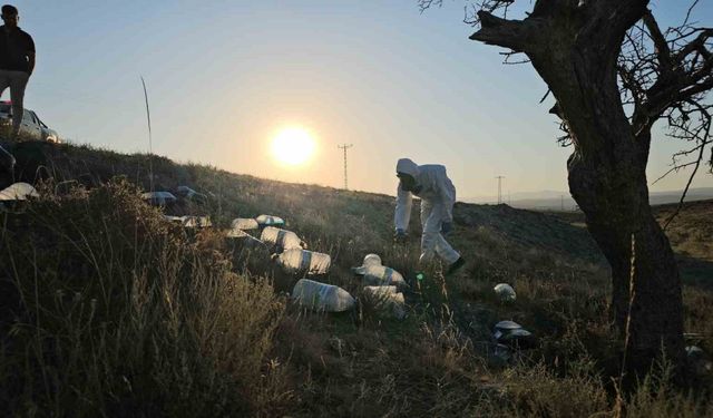 Boş arazideki siyah sıvı dolu bidonlar ekipleri harekete geçirdi