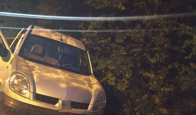 Bozuk yolu fark etmeyen sürücü şarampole düştü