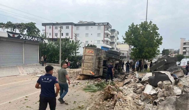 Bulvarda refüje çarpan kamyon devrildi, sürücü yaralandı
