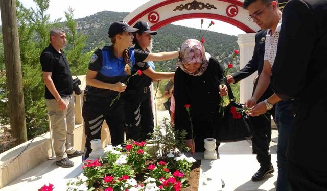 Burdur’da 15 Temmuz şehidi ve terörle mücadele şehidi mezarı başında anıldı