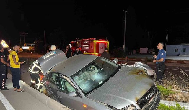 Burdur’da aydınlatma direğine çarpan otomobil alev aldı: 2 yaralı