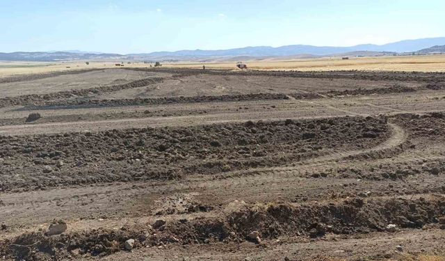 Burdur’da çıkan arazi yangını köylülerin imece usulü çalışmasıyla söndürüldü