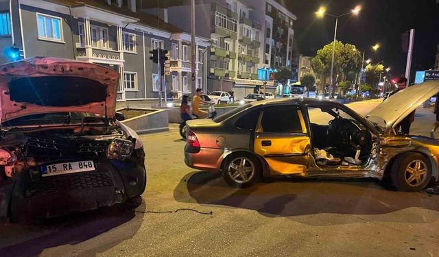 Burdur’da iki otomobil çarpıştı: 2 yaralı