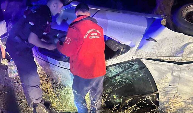 Burhaniye’de otomobil tek taraflı kazaya karıştı: 3 kişi yaralandı