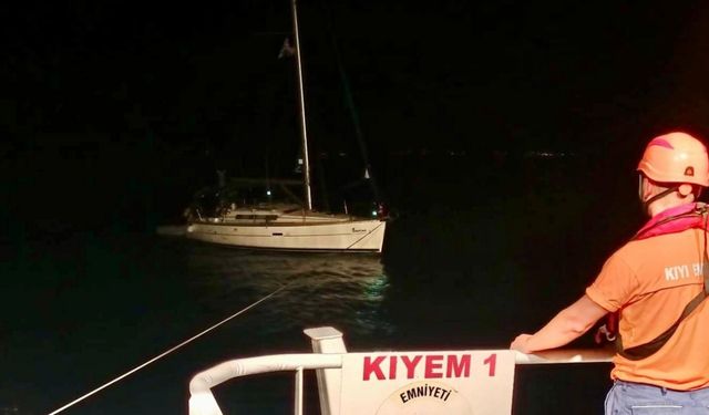 Çanakkale Boğazı’nda makine arızası yapan tekne yedeklenerek çekildi