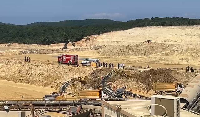 Çatalca’da kum ocağında göçük: İş makinesi atık su biriken alana düştü, operatörü kurtarma çalışmaları sürüyor
