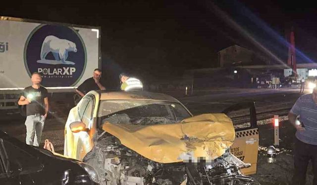 Çaycuma’da ticari taksi tıra arkadan çarptı: 1 yaralı