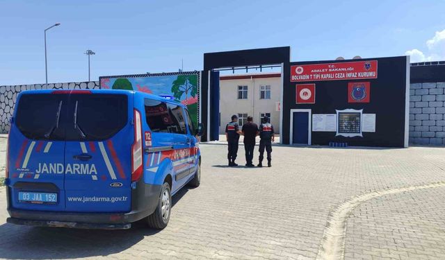 Çeşitli suçlardan aranan şahsı jandarma yakaladı