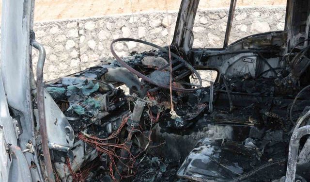 Cizre’de seyir halindeki tır alevlere teslim oldu