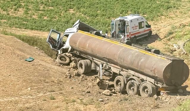 Cizre’de tır ile hafif ticari araç çarpıştı: 2 yaralı