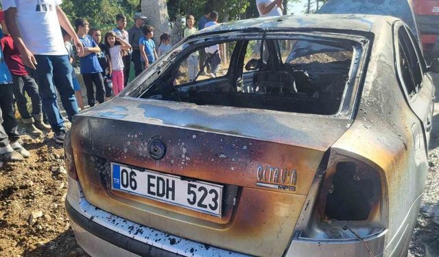 Çorum’da park halindeki araç alev alev yandı