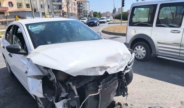 Çorum’da üç aracın karıştığı zincirleme kazada 1’i çocuk 8 kişi yaralandı