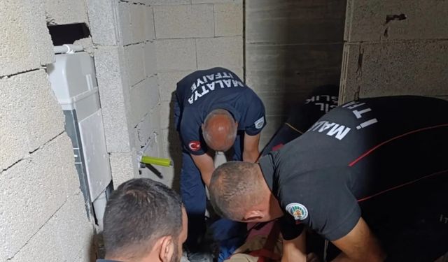 Darende’de inşaatta asansör boşluğuna düşen kadın yaralandı