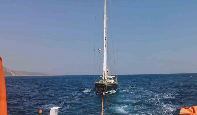 Datça’da açıklarında arızalanan ve sürüklenen yelkenli tekne kurtarıldı