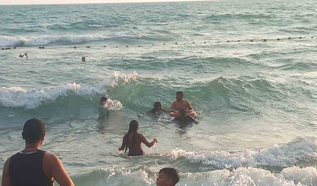 Denizde akıntıya kapılan 3 kız çocuğunun ölümle, yaşam arasındaki mücadele anları kamerada