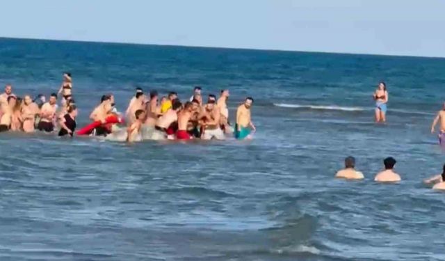 Denize giren aynı aileden 2’si çocuk 3 kişi boğulma tehlikesi geçirerek hastaneye kaldırıldı