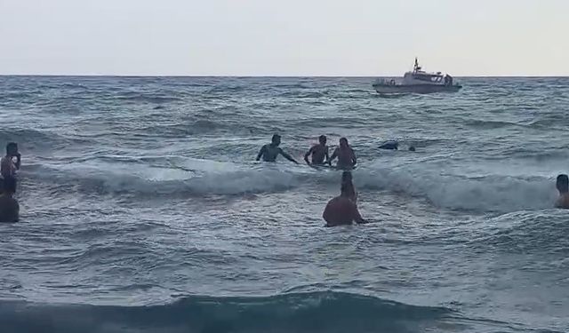 Denize giren yabancı uyruklu şahsın boğulma tehlikesi yaşadığı anlar kamerada