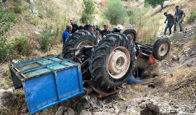 Dereye taş dökerken devrilen traktörün altında kaldı, cansız bedeni 1 saat sonra bulundu