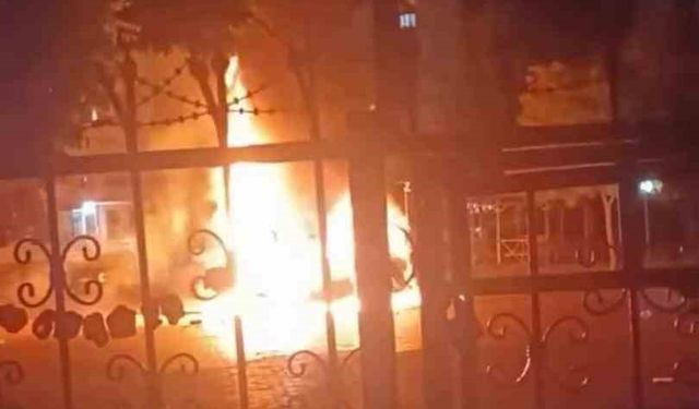 Diyarbakır’da bir şahıs önce aracını sonra kendini yaktı