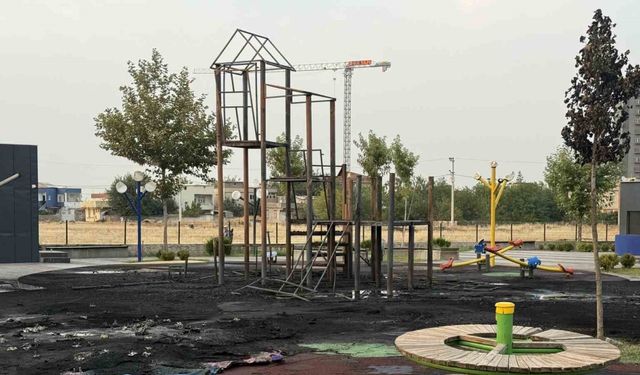 Diyarbakır’da çocuk parkı alevlere teslim oldu